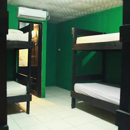 Twin Fin Plaza Hostel Bocas del Toro Exterior photo