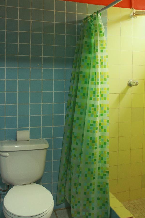 Twin Fin Plaza Hostal *