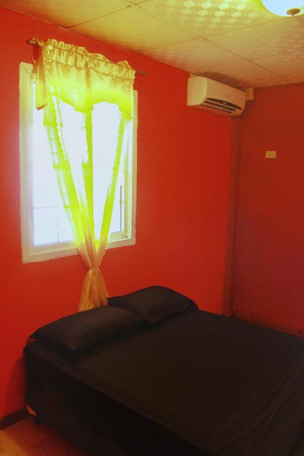 Twin Fin Plaza Hostal *