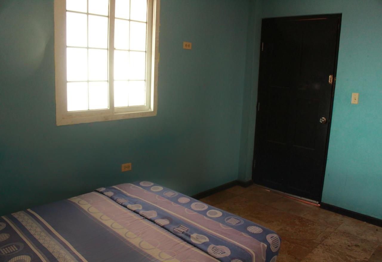 Twin Fin Plaza Hostal